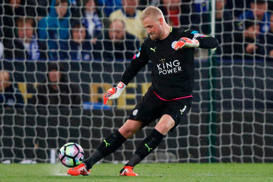 Kasper Schmeichel has emerged as Everton's top goalie target