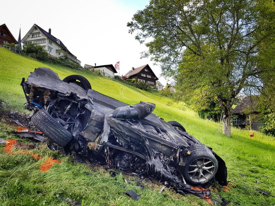 The burned-out electric car after the accident