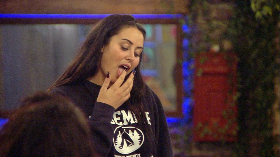 Marnie sucked on her finger after her amazing kiss with Kieran