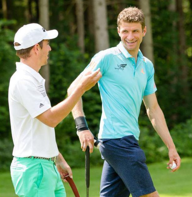 Thomas Muller is a fan of golf, even with a broken thumb he played on