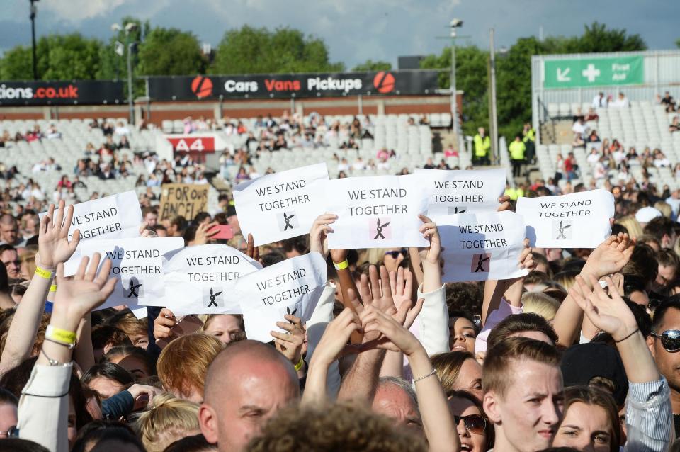  Thousands held up signs to show their support