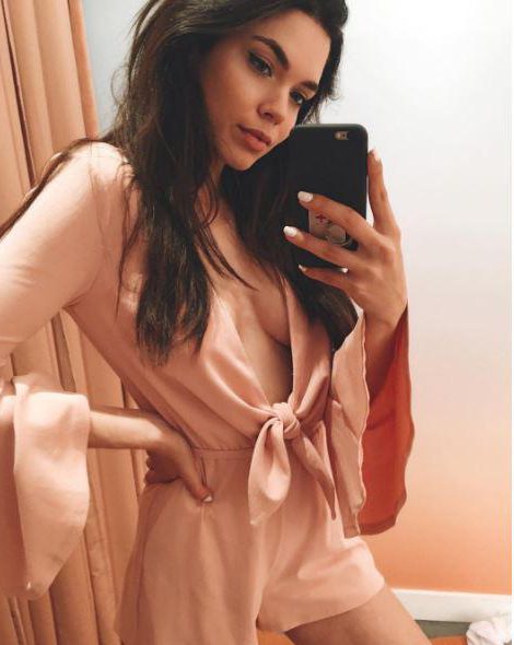  The model is a fan of a sexy selfie. And why should she not be?