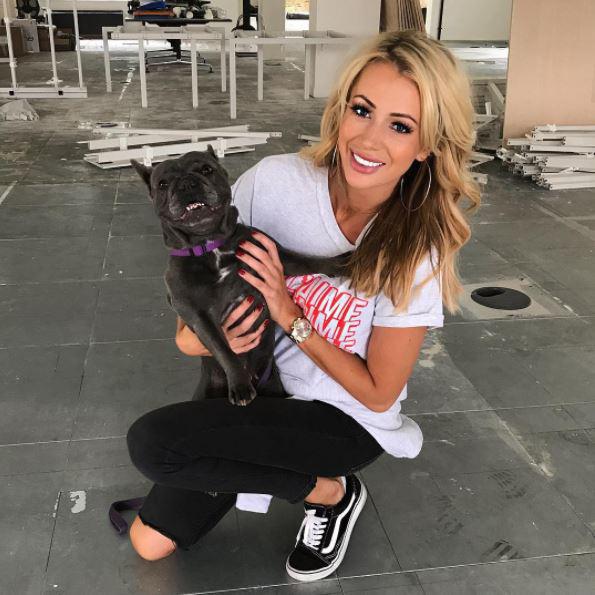  Meanwhile Olivia posed for a picture with a cute dog