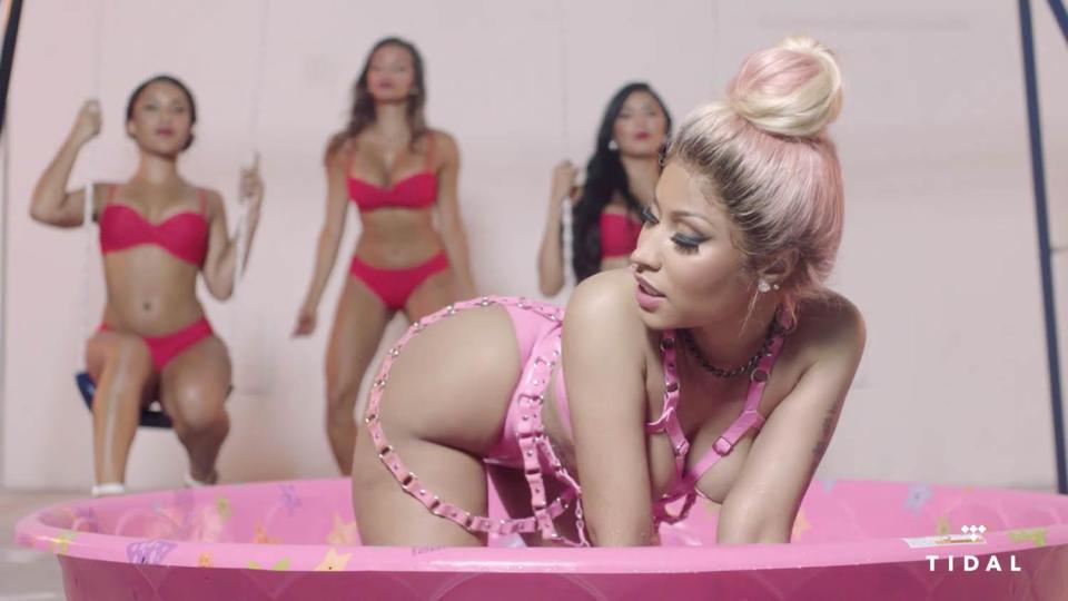  Nicki tinted her hair a pale pink to match her outfit