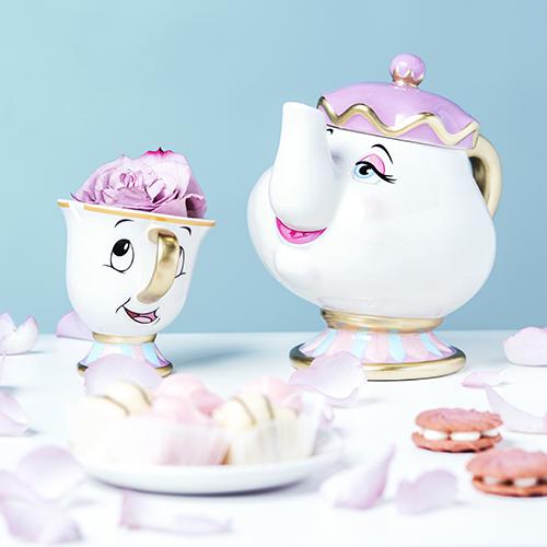 The adorable teapot is a perfect match for the porcelain Chip mug