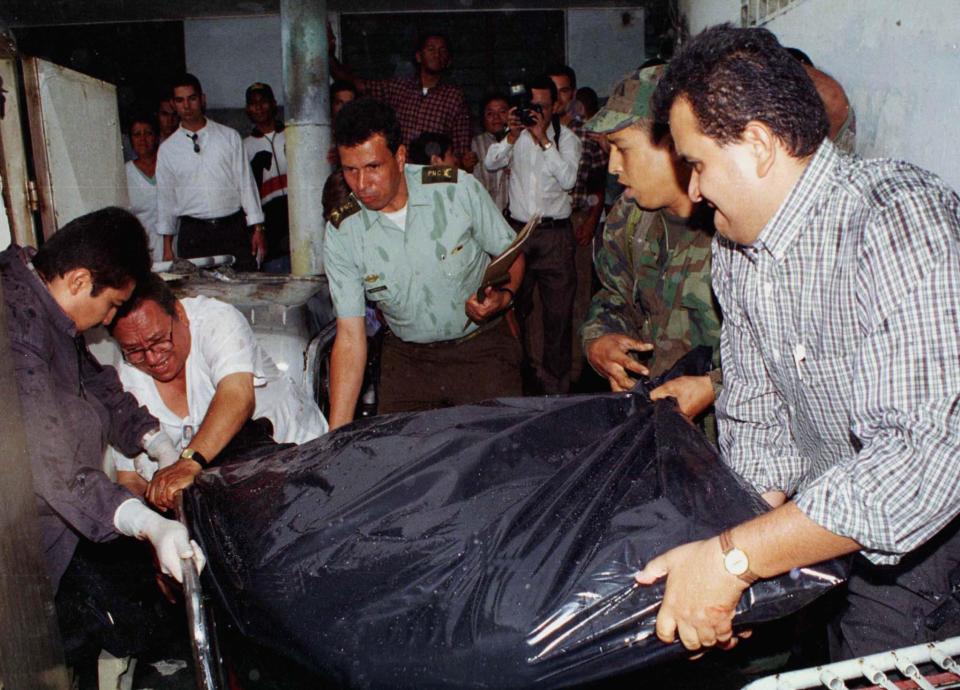  Colombian police and medical personnel carry the body of slain Cali cartel drug lord Helmer Herrera