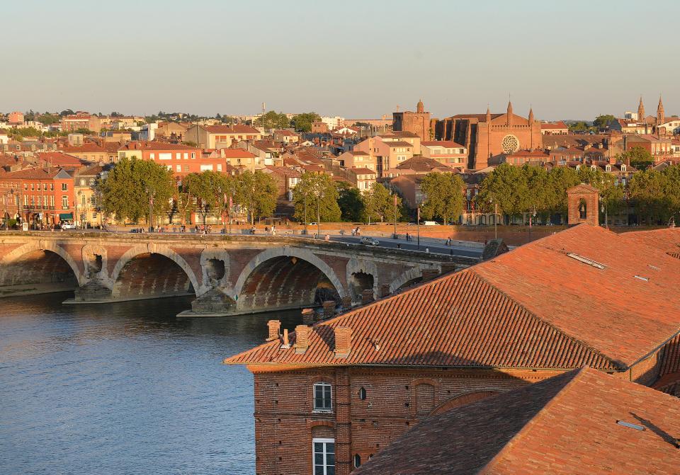  LA TREK TOULOUSE Walk around the city or take a boat trip along the Garonne
