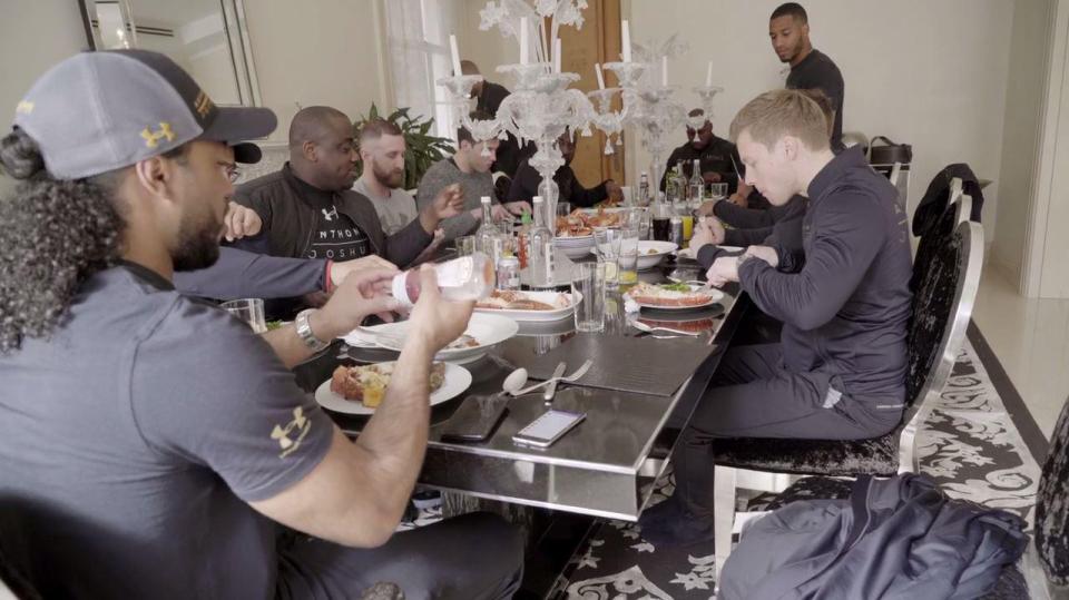  Joshua and his entourage sit around the dinner table together