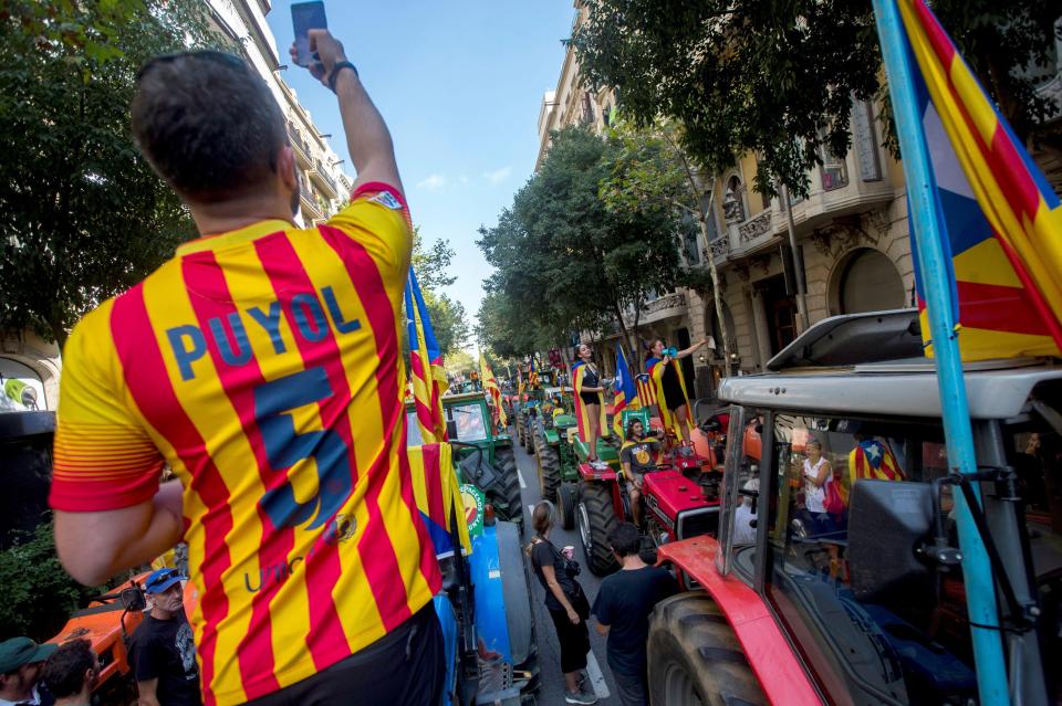  Tractors prevent the Catalan regional police from continuing their way towards the Catalan Government's headquarters