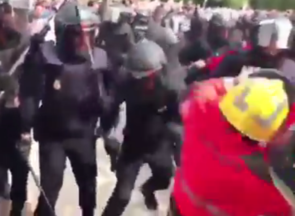 Shocking footage shows cops battering the firefighters with truncheons 