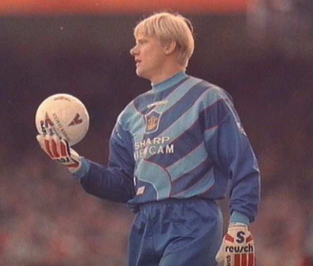  Manchester United sign Schmeichel for a fee of £505,000 in 1991