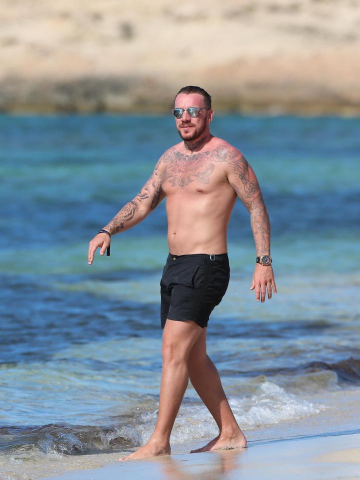  Jamie showed off his buff bod in the sunshine