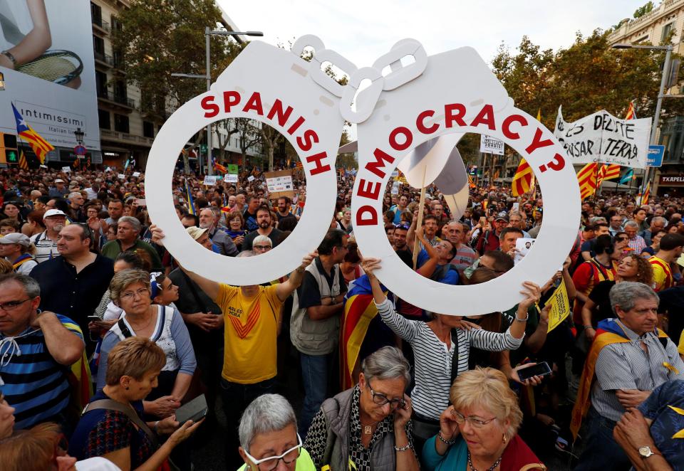  People in the crowd held up handcuffs labelled with 'Spanish democracy?'