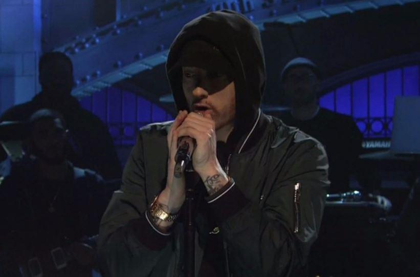  He performed a medley of his old hits with his new one, alongside Skylar Grey