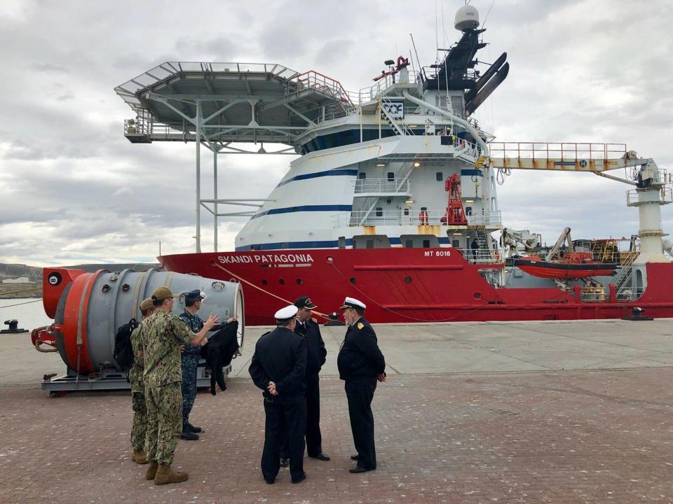 Argentine rescue commanders discuss current operations with US Navy Cmdr Michael Eberlein, commanding officer of Undersea Rescue Command URC in Comodoro Rivadavia, Argentina