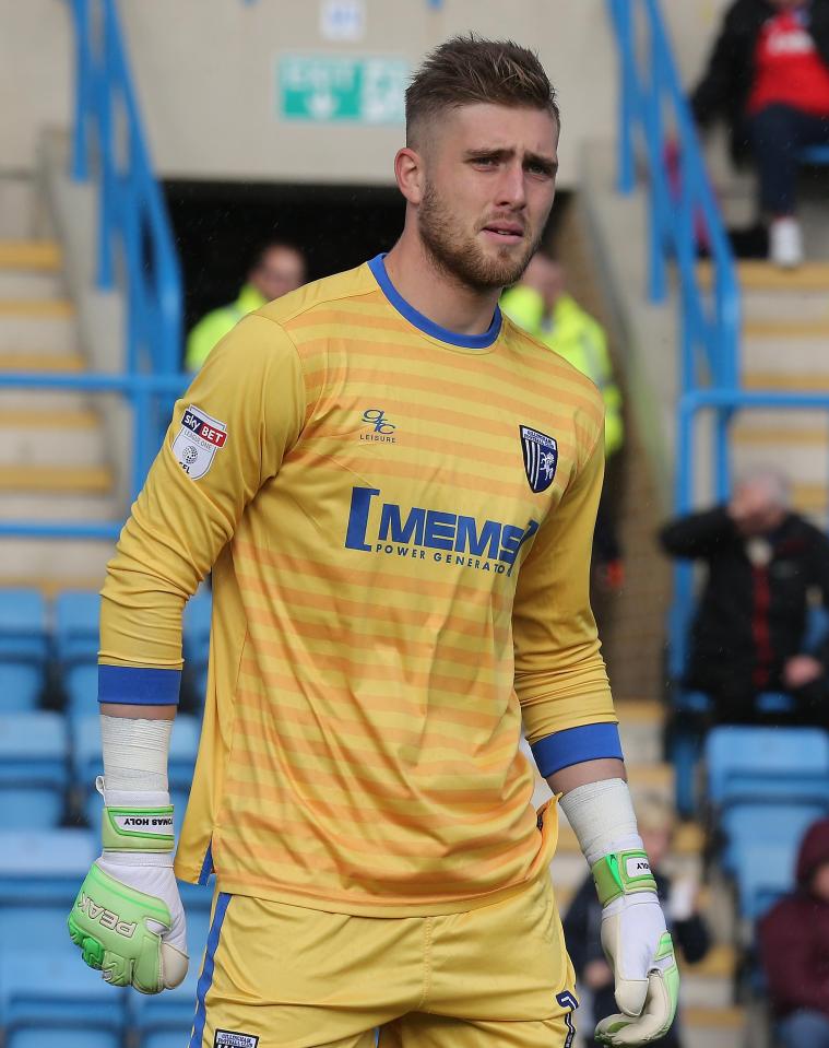  Crystal Palace are looking to replace Julian Speroni and Wayne Hennessey with Tomas Holy