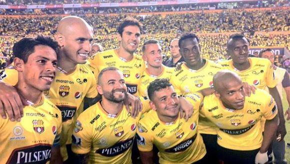 Barcelona players enjoy moment alongside one of game's greats in Kaka