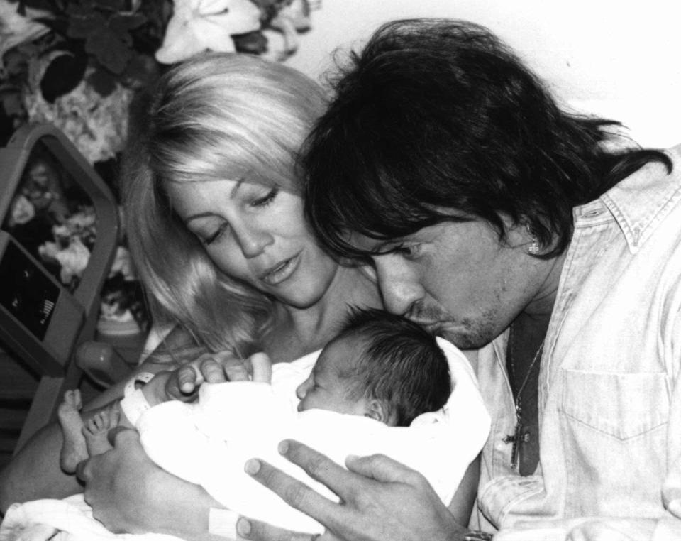  Heather and Richie pose with their newborn daughter Ava