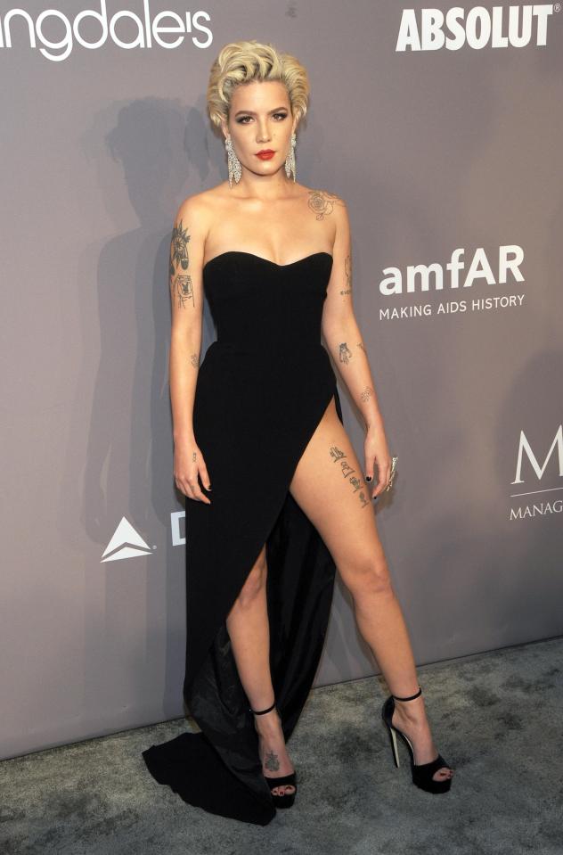  Singer Halsey looked glamorous in a strapless black gown with sweetheart neckline