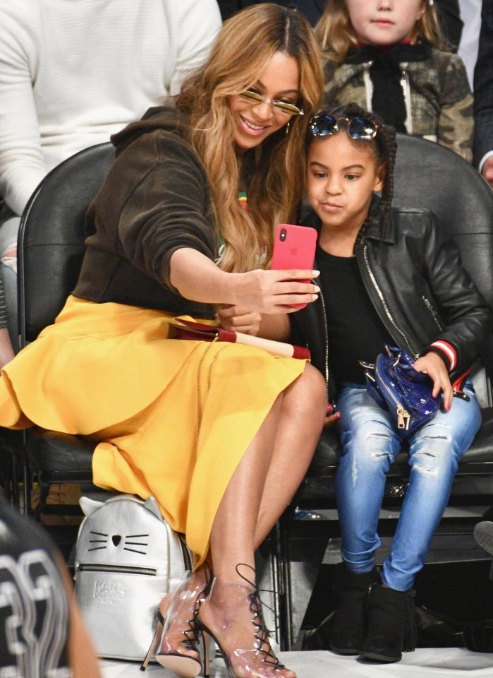  The ladies practised their poses at the NBA All Star game