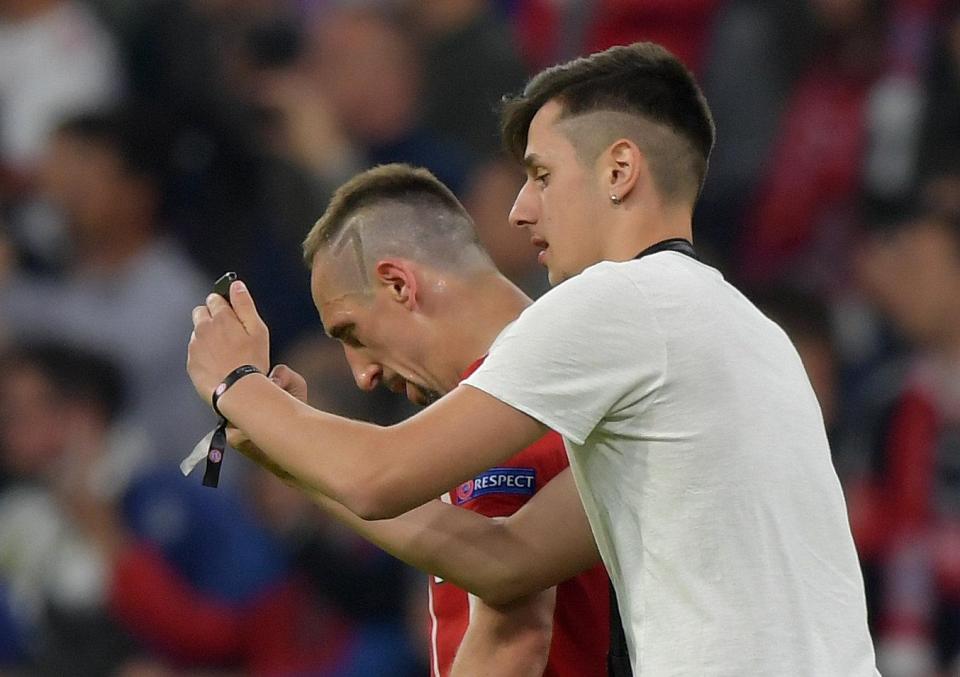 This fan was also as desperate as the shirtless one to get a selfie with Franck Ribery