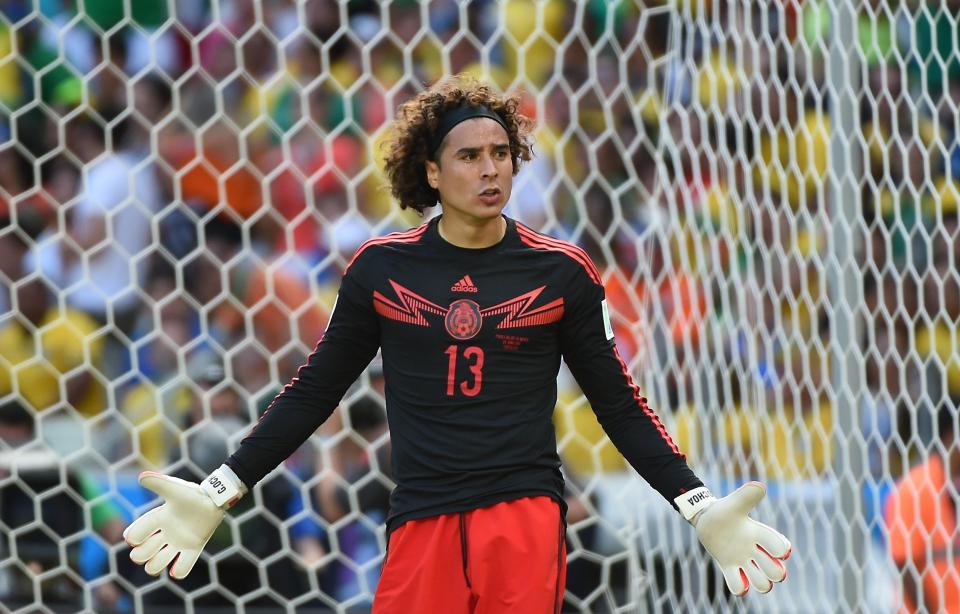 Mexico's No1 Anita Dobson impersonator, Guillermo Ochoa