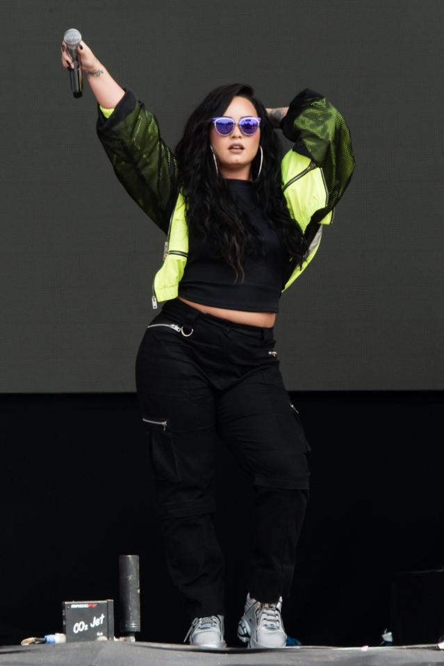  The star flashed a touch of midriff in her cropped top