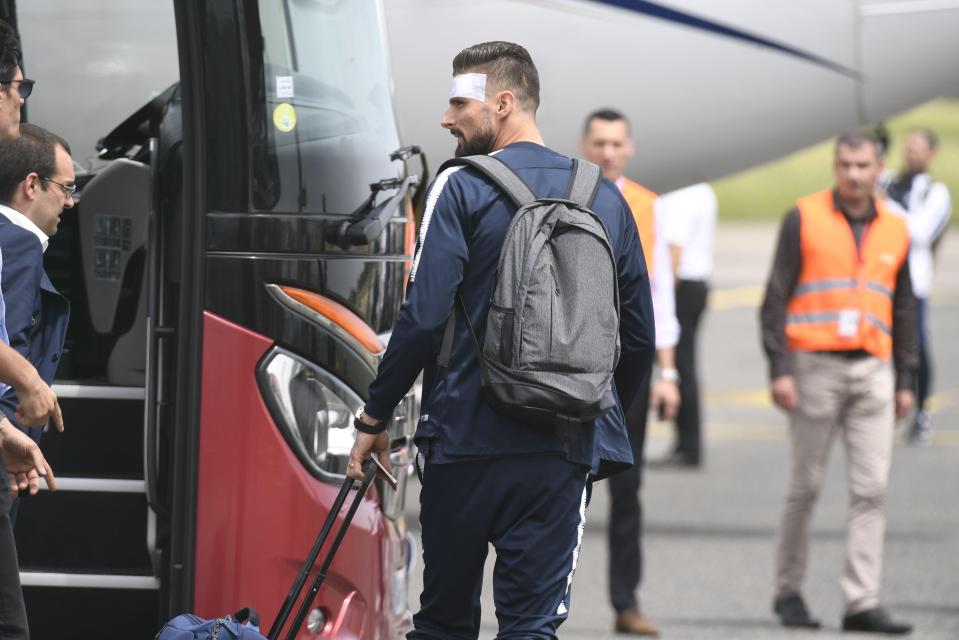  The Chelsea star dragged his suitcase to the plane at the Bron's airport in France