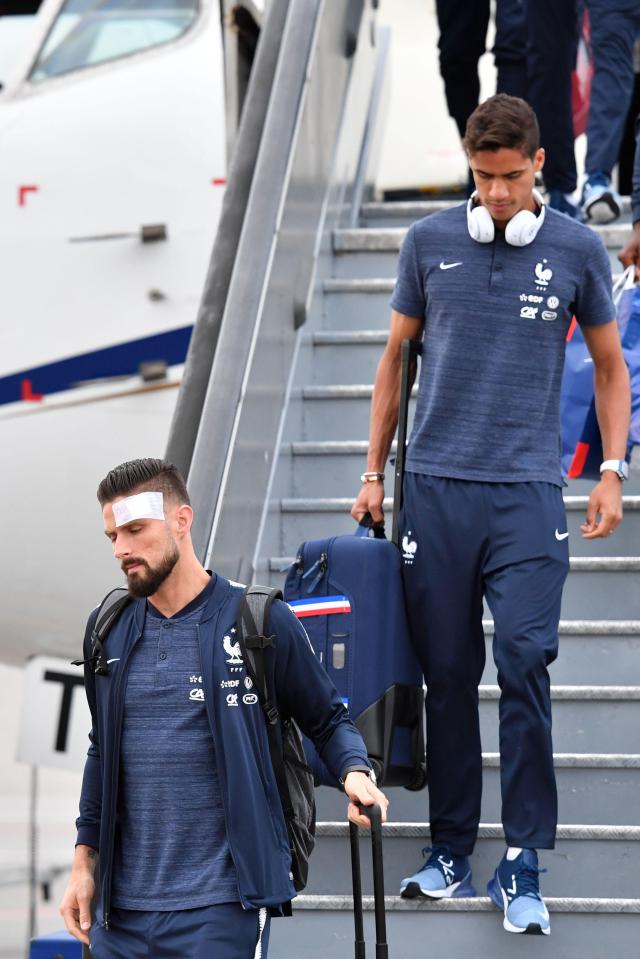  Olivier Giroud could not hide his obvious head bandage