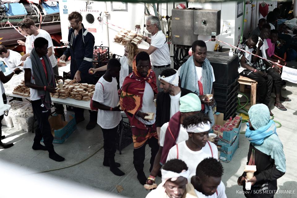 There are several pregnant women and around 100 unaccompanied minors among the migrants