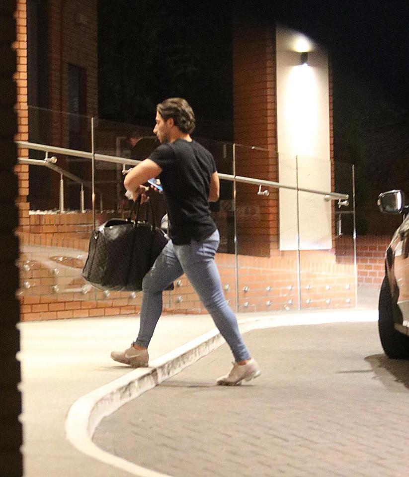  Kem made a dash into the hotel where Rosie was staying