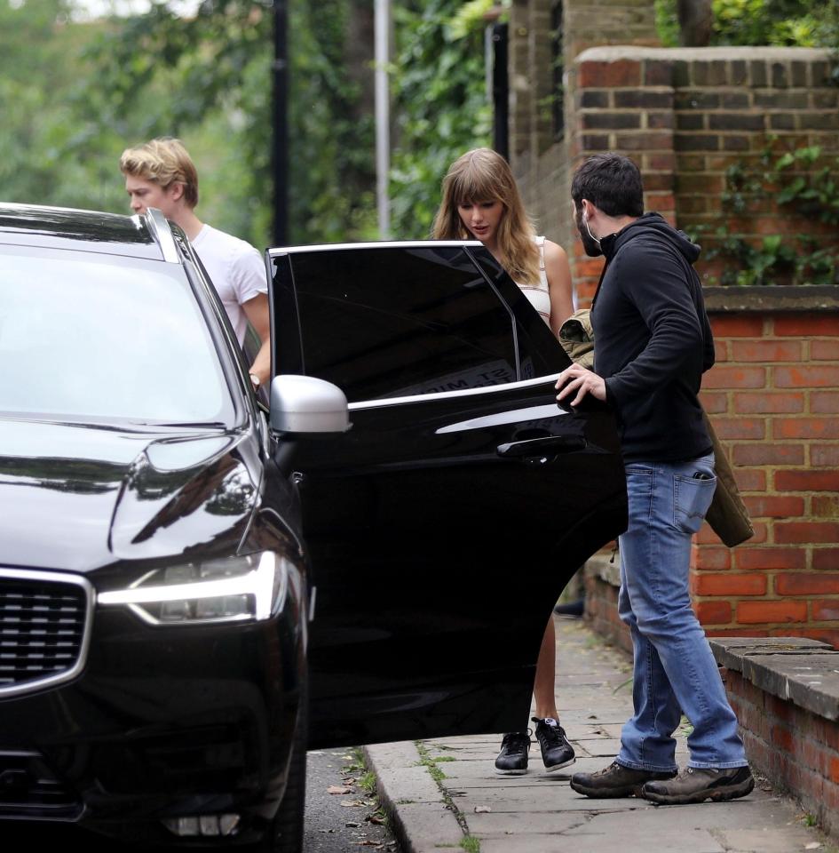  Taylor Swift and her boyfriend Joe Alwyn were spotted at a pub in North London