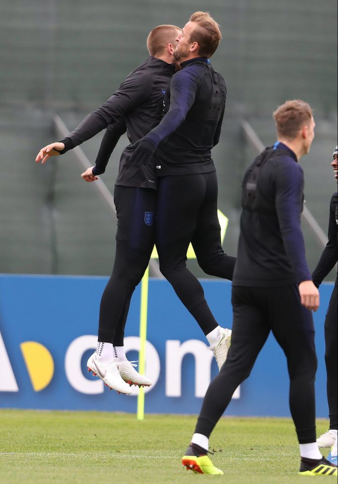  Spurs men Kane and Dier in training in Moscow