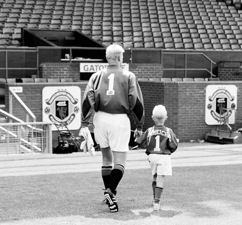  Peter Schmeichel posted picture of himself and young Kasper at Old Trafford