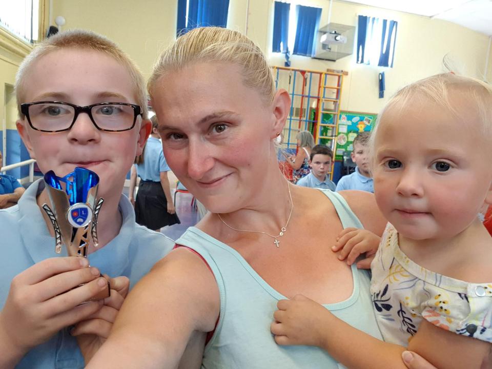  asdkjbas with two of her other children
