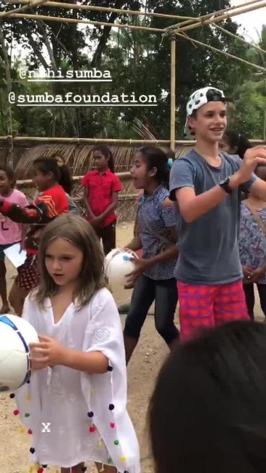  Romeo Beckham and little sister Harper played games with the children