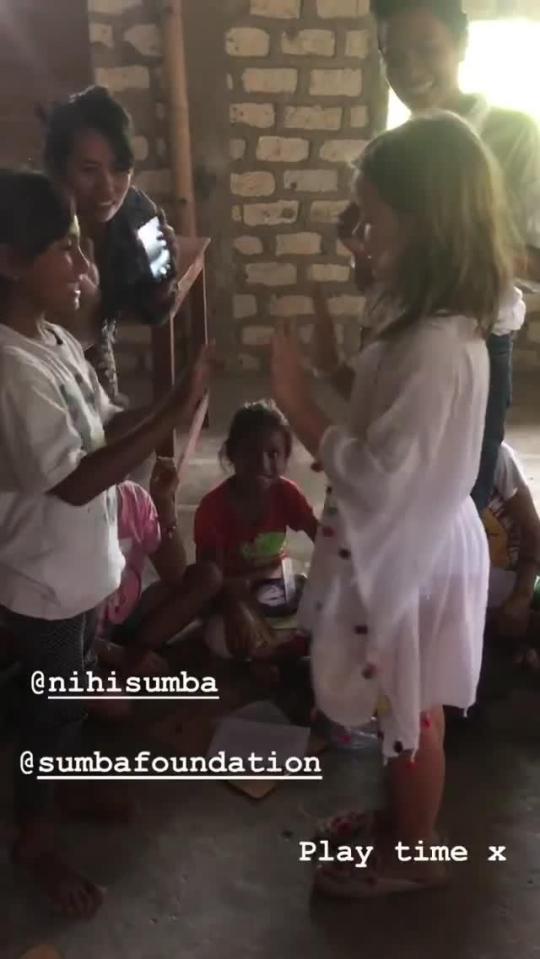  Harper Beckham mingled with the children of Sumba