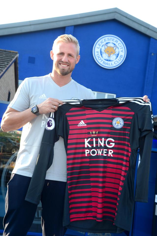  Kasper Schmeichel has signed a new five-year deal at Leicester City which will keep him at the club until 2023