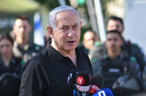  Israeli Prime Minister Benjamin Netanyahu speaks during a meeting with Israeli border police in the central city of Lod