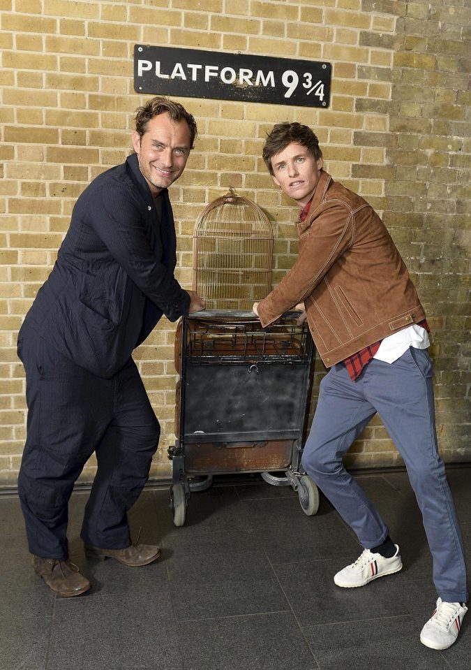  The actors posed for a picture at platform 9 ¾