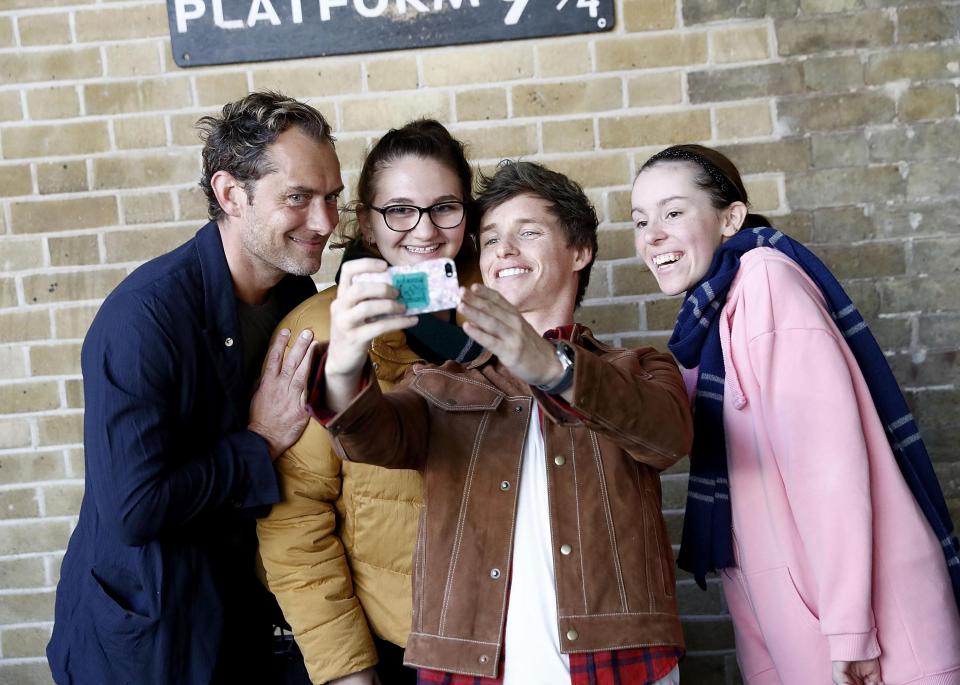  Eddie didn't hesitate in holding a fan's phone to take a selfie