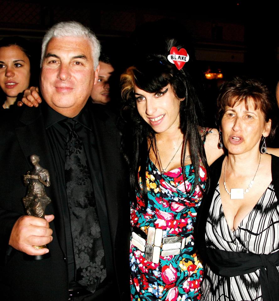  Amy Winehouse, her dad Mitch and mum Janis pose with Amy's Ivor Novello award in May 2008