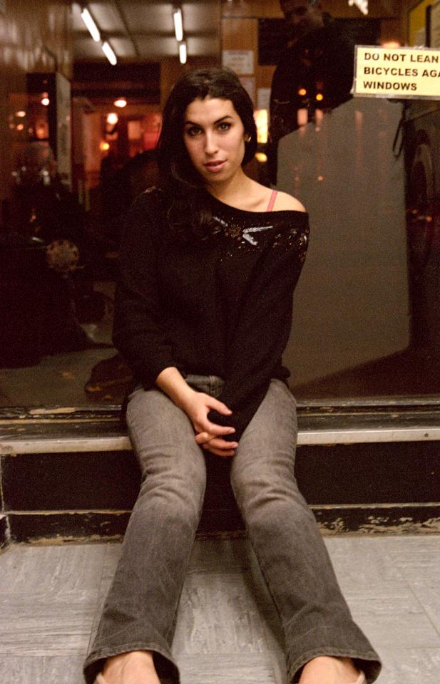  Amy grew up listening to Frank Sinatra and the Rat Pack with her Jazz musician dad, Mitch
