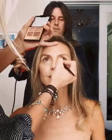  The supermodel wowed her fans with her glamorous makeover ahead of the ceremony in Los Angeles