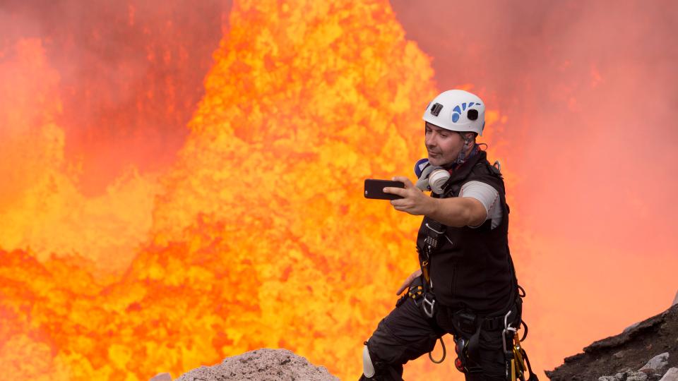  Nik Halik took a selfie next to the fiery Benbow Volcano on Ambrym Island. He wore a harness, but this doesn't look very safe at all