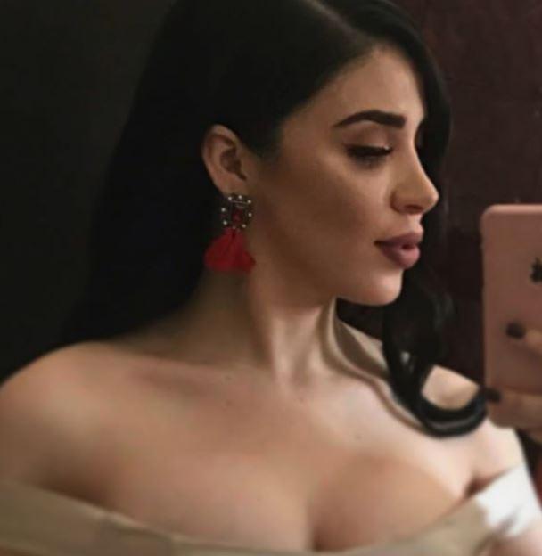 Emma Coronel takes a glamorous mirror selfie