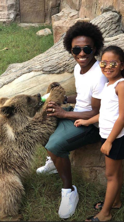 Willian's young daughter accompanied him in meeting a new furry friend in UAE