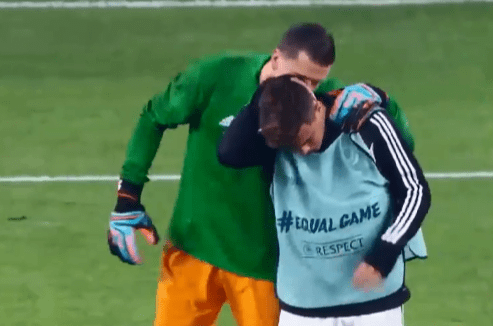  Wojciech Szczesny apologises to Paulo Dybala after booting the ball at his head