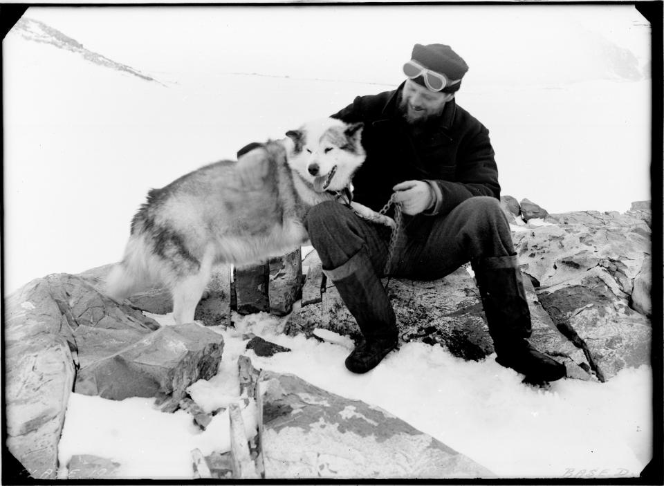  The book is based on Lamb's photos and memoirs