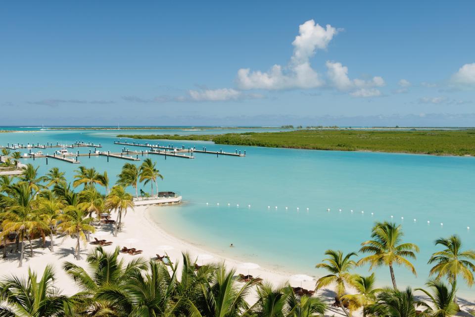  A wealthy family are paying for a nanny to accompany them on their Christmas trip to the Bahamas